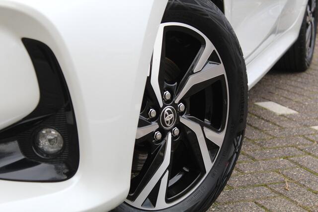 Toyota YARIS 1.5 Hybrid 115 First Edition Comfort Pack | Rijklaar | Parelmoer | Blind Spot | Stoel-/stuurverw. | Park.sensoren v+a | Apple/Android | LED | Keyless