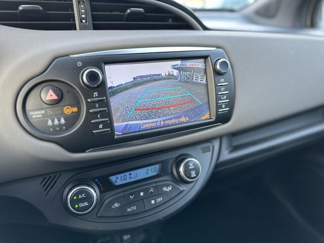 Toyota YARIS 1.5 Hyb. Bi-Tone Aut*5DR*Camera*LED*CLIMA*STOELVW*MF STUUR