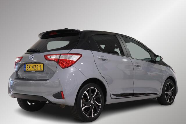 Toyota YARIS 1.5 Hybrid Bi-Tone Plus, Cruise Control, Pano, Camera, LM Velgen, Bluetooth, Navi!