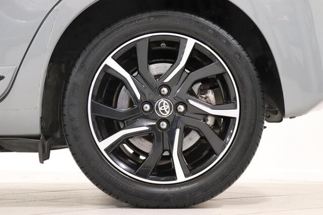 Toyota YARIS 1.5 Hybrid Bi-Tone Plus, Cruise Control, Pano, Camera, LM Velgen, Bluetooth, Navi!