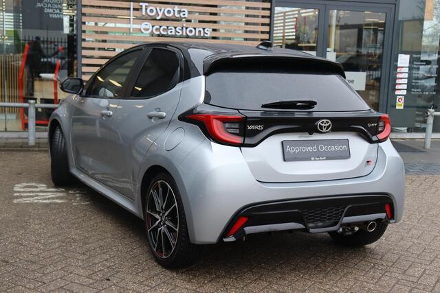 Toyota YARIS 1.5 Hybrid 130 GR Sport, Head-Up Display , Stoel- en stuurverwarming