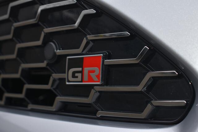 Toyota YARIS Cross 1.5 Hybrid 130 GR Sport Limited Automaat 130pk | Voorstoelen verwarmd | BSM | Achteruitrijcamera | Apple Carplay/Android Auto |