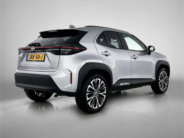 Toyota YARIS Cross 1.5 Hybrid 130 Executive | Zeer luxe uitvoering | Blindspot | Stoelverwarming | Facelift Model | Stuur + Voorruit verwarming |