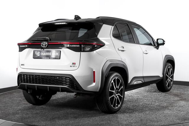 Toyota YARIS Cross 1.5 Hybrid 130 GR Sport | Adapt.Cruise | Head-up | 360 Camera | Stoel+Stuurverw. | Dig.Cockpit | NAV + App.Connect (Draadloos) | ECC | LM 18" | 6116 detail foto's toevoegen!