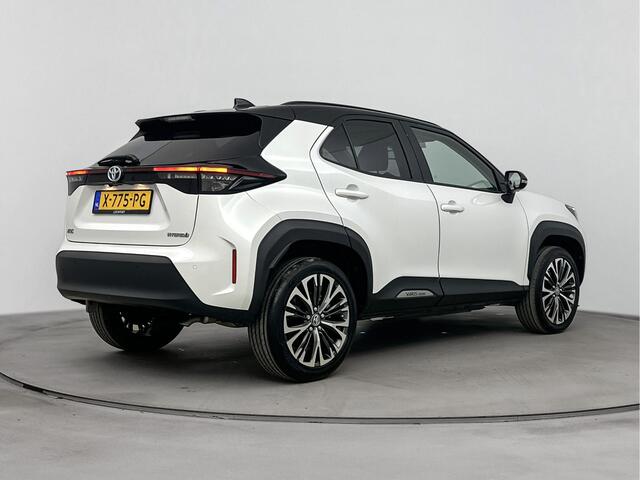 Toyota YARIS Cross 1.5 Hybrid Executive | Beurt Incl | Bi-Tone | Lichtmetalen Velgen 18'' | Panoramadak | Parkeersensoren | Navigatie |