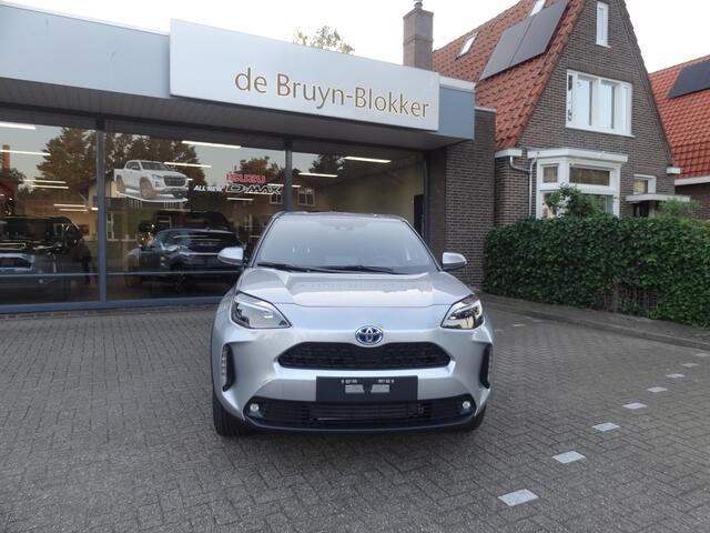 Toyota YARIS Cross 1.5 Hybrid 130pk Dynamic + Comfort Pack dodehoekdetectie / stoelverwarming / stuurwielverwarming / parkeersensoren voor + achter / Navigatie / Apple Carplay / Android Auto / parkeercamera / 10 jaar Toyota garantie / rijklaarprijs incl. Toyota Pechhu