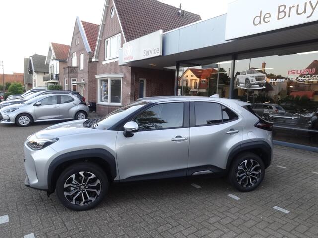 Toyota YARIS Cross 1.5 Hybrid 130pk Dynamic + Comfort Pack dodehoekdetectie / stoelverwarming / stuurwielverwarming / parkeersensoren voor + achter / Navigatie / Apple Carplay / Android Auto / parkeercamera / 10 jaar Toyota garantie / rijklaarprijs incl. Toyota Pechhu