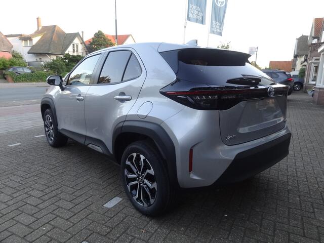 Toyota YARIS Cross 1.5 Hybrid 130pk Dynamic + Comfort Pack dodehoekdetectie / stoelverwarming / stuurwielverwarming / parkeersensoren voor + achter / Navigatie / Apple Carplay / Android Auto / parkeercamera / 10 jaar Toyota garantie / rijklaarprijs incl. Toyota Pechhu