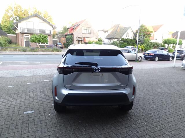Toyota YARIS Cross 1.5 Hybrid 130pk Dynamic + Comfort Pack dodehoekdetectie / stoelverwarming / stuurwielverwarming / parkeersensoren voor + achter / Navigatie / Apple Carplay / Android Auto / parkeercamera / 10 jaar Toyota garantie / rijklaarprijs incl. Toyota Pechhu