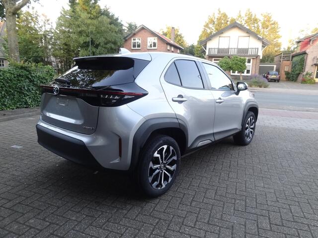 Toyota YARIS Cross 1.5 Hybrid 130pk Dynamic + Comfort Pack dodehoekdetectie / stoelverwarming / stuurwielverwarming / parkeersensoren voor + achter / Navigatie / Apple Carplay / Android Auto / parkeercamera / 10 jaar Toyota garantie / rijklaarprijs incl. Toyota Pechhu