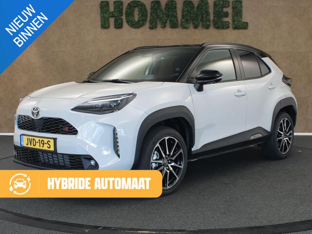 Toyota YARIS Cross 1.5 Hybrid 130 GR SPORT - DIRECT UIT VOORRAAD LEVERBAAR! - ELEKTRISCHE ACHTERKLEP - CAMERA - PARKEERSENSOREN VOOR/ ACHTER - HEAD UP DISPLAY - DODEHOEK DETECTIE - VOORSTOELEN VERWARMD - STUUR VERWARMD - VOORRUIT VERWARMD - KEYLESS ENTRY/ START - SPO