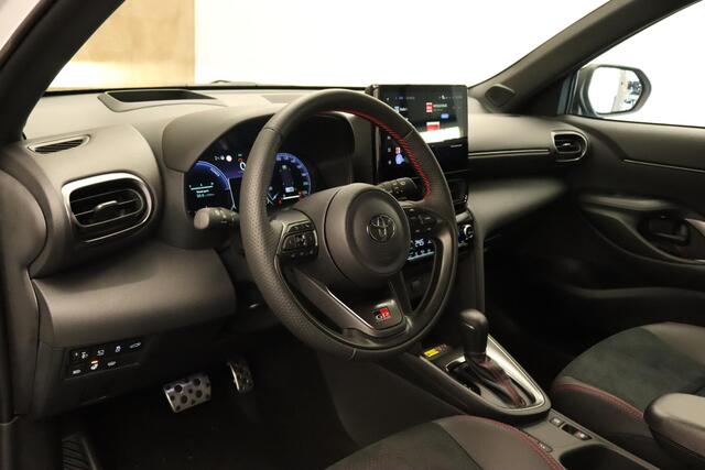 Toyota YARIS Cross 1.5 Hybrid 130 GR SPORT - DIRECT UIT VOORRAAD LEVERBAAR! - ELEKTRISCHE ACHTERKLEP - CAMERA - PARKEERSENSOREN VOOR/ ACHTER - HEAD UP DISPLAY - DODEHOEK DETECTIE - VOORSTOELEN VERWARMD - STUUR VERWARMD - VOORRUIT VERWARMD - KEYLESS ENTRY/ START - SPO