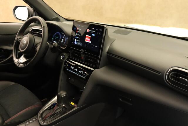 Toyota YARIS Cross 1.5 Hybrid 130 GR SPORT - DIRECT UIT VOORRAAD LEVERBAAR! - ELEKTRISCHE ACHTERKLEP - CAMERA - PARKEERSENSOREN VOOR/ ACHTER - HEAD UP DISPLAY - DODEHOEK DETECTIE - VOORSTOELEN VERWARMD - STUUR VERWARMD - VOORRUIT VERWARMD - KEYLESS ENTRY/ START - SPO