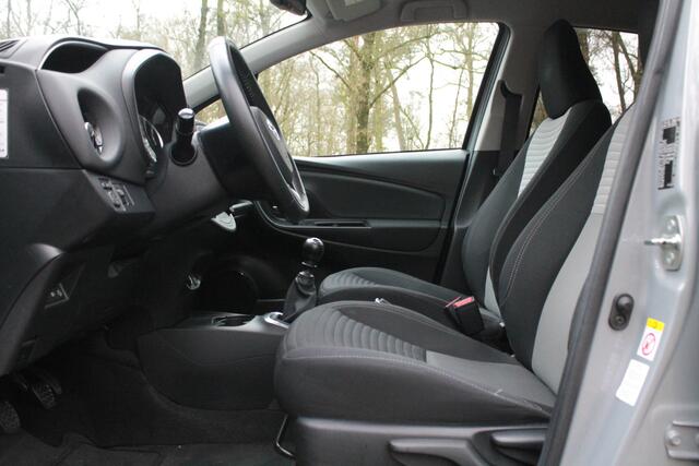 Toyota YARIS 1.5 VVT-i Style | CC | Camera | Verw. stoelen