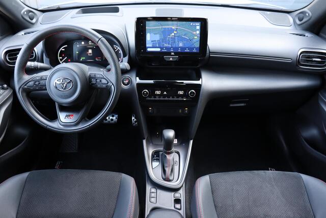 Toyota YARIS Cross 1.5 Hybrid GR Sport, Head up display, JBL-audio, Stuurverwarming, Apple Carplay / Android Auto, Parkeersensoren, Stoelverwarming!