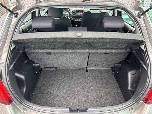 Toyota YARIS 1.3 VVT-i Trend / Camera achter / Automaat / Trekhaak / Cruise control / Dual zone automatic climate control / Grootlicht assistent /