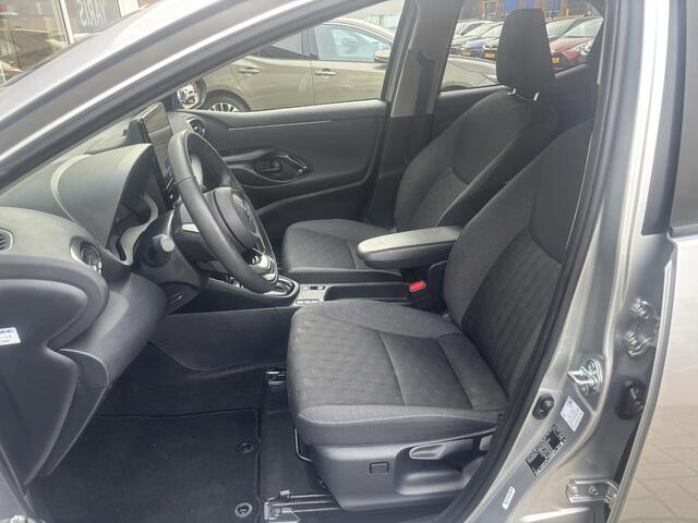 Toyota YARIS 1.5 Hybrid 115 Dynamic Comfort pack | Apple carplay | parkeersensoren | dode hoek detectie | stoelverwarming | stuur verwarming |