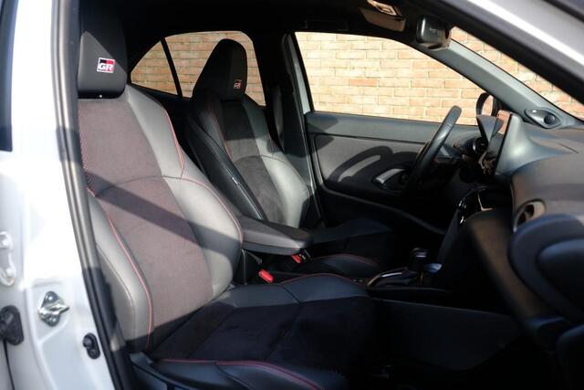 Toyota YARIS Cross 1.5 Hybrid 116pk CVT GR Sport | Navi | App Connect | Adaptive Cruise | Keyless | Camera | JBL | Alcantara/Leer