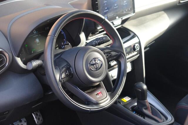 Toyota YARIS Cross 1.5 Hybrid 116pk CVT GR Sport | Navi | App Connect | Adaptive Cruise | Keyless | Camera | JBL | Alcantara/Leer