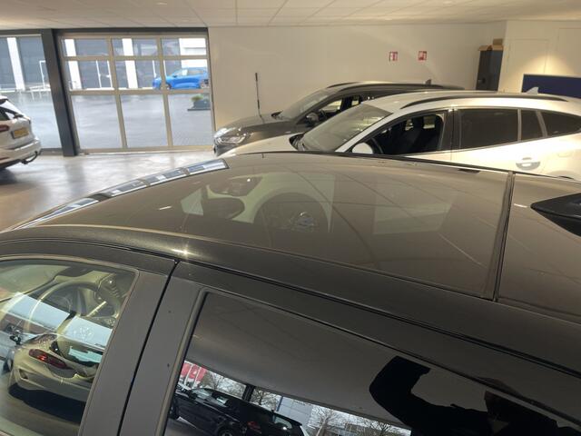 Toyota YARIS 1.5 Hybrid Bi-Tone Rijklaar! net een beurt gehad bij de Toyota Dealer | Stoelverwarming | Camera | All Season Banden | Cruise Control |