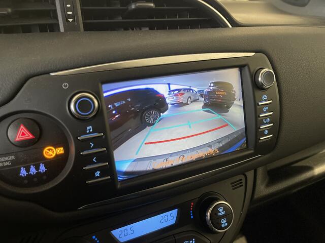 Toyota YARIS 1.5 Hybrid Bi-Tone Rijklaar! net een beurt gehad bij de Toyota Dealer | Stoelverwarming | Camera | All Season Banden | Cruise Control |