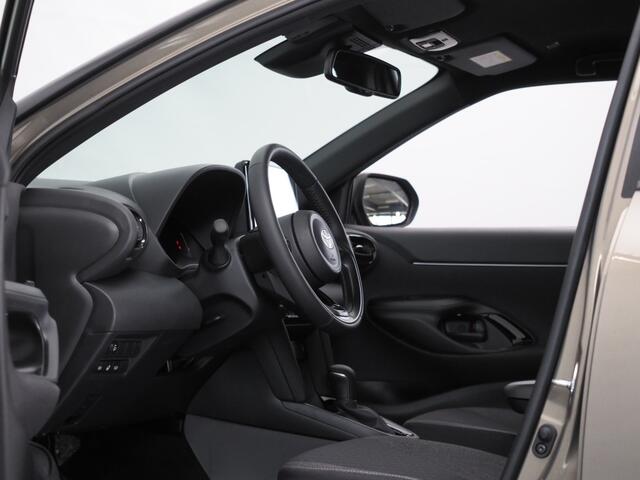 Toyota YARIS Cross 1.5 Hybrid 130 Dynamic | Safety/ Winter Pakket | Stuurwiel- En Stoelverwarming | Botsherkenning | Grootlichtassistent