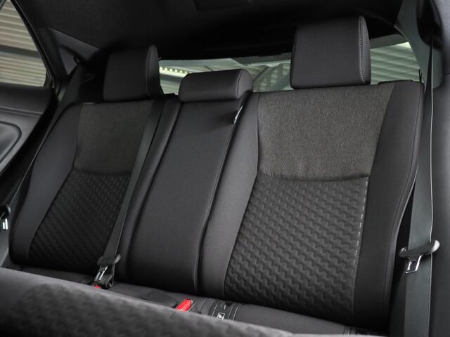 Toyota YARIS Cross 1.5 Hybrid 130 Dynamic | Safety/ Winter Pakket | Stuurwiel- En Stoelverwarming | Botsherkenning | Grootlichtassistent