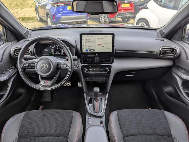 Toyota YARIS Cross 1.5 Hybrid 130 GR SPORT | Facelift | Elek. Kofferklep | Stoel- stuurverwarming | PDC V+A | BSM | Camera