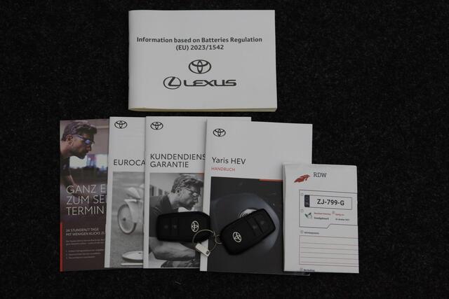 Toyota YARIS 1.5 Hybrid 115 Dynamic 2025 | INCL. BTW | Stoel & Stuurverwarming | Carplay | DAB Radio | Adaptive Cruise Control | Achteruitrij Camera | Draadloze Telefoon Lader | Stuurwiel Bediening | Lichtmetalen Velgen | Climate Control | Origineel Nederlands NAP