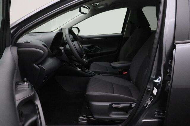 Toyota YARIS 1.5 Hybrid 115 Dynamic 2025 | INCL. BTW | Stoel & Stuurverwarming | Carplay | DAB Radio | Adaptive Cruise Control | Achteruitrij Camera | Draadloze Telefoon Lader | Stuurwiel Bediening | Lichtmetalen Velgen | Climate Control | Origineel Nederlands NAP