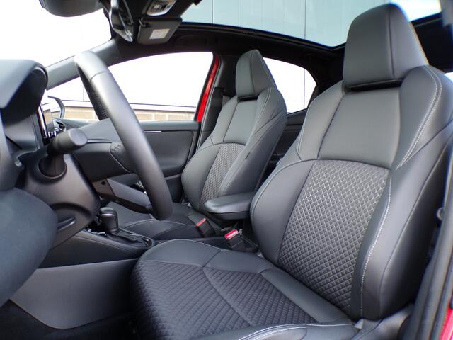 Toyota YARIS 1.5 Hybrid 130 Executive Full led / Sensoren + camera / Panoramadak / Stoel + stuurverwarming / JBL Audio / Apple Carplay + Android Auto