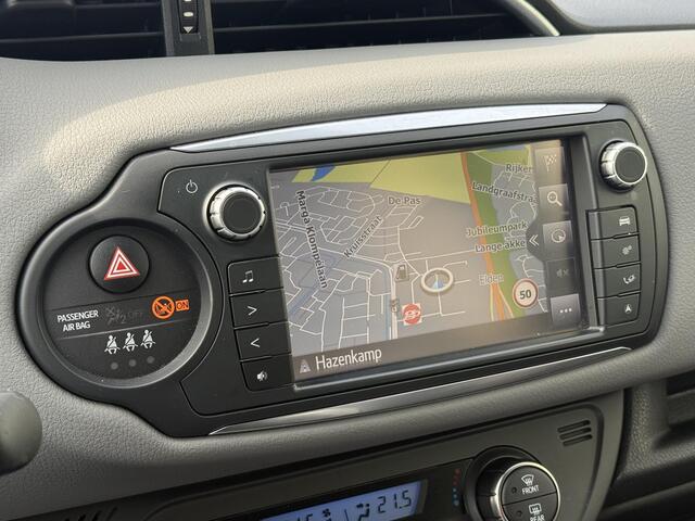 Toyota YARIS 1.5 Hybrid Dynamic Bi-Tone / Dealer Onderhouden / Fabrieksgarantie t/m 07-2027 / Navigatie / Camera / Cruise Control / Bluetooth / Climate Control / Keyless /