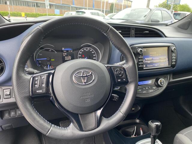Toyota YARIS 1.5 Hybrid Bi-Tone Navi, Climate & Cruise control. Hoge instap zeer nette auto.