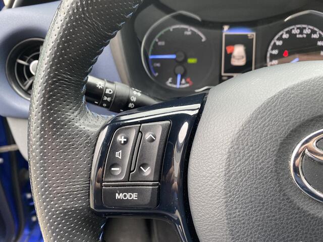 Toyota YARIS 1.5 Hybrid Bi-Tone Navi, Climate & Cruise control. Hoge instap zeer nette auto.