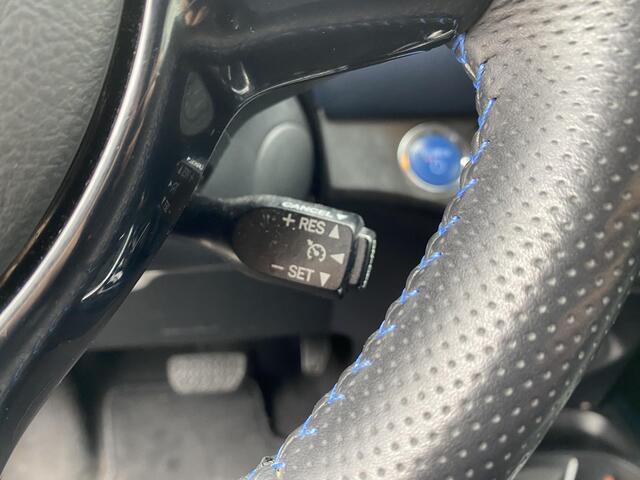 Toyota YARIS 1.5 Hybrid Bi-Tone Navi, Climate & Cruise control. Hoge instap zeer nette auto.