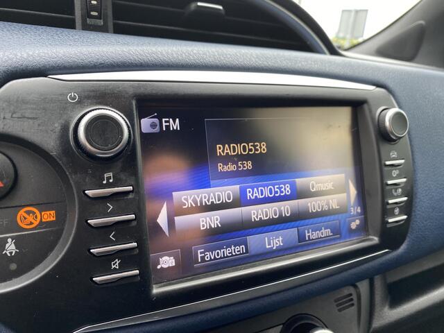 Toyota YARIS 1.5 Hybrid Bi-Tone Navi, Climate & Cruise control. Hoge instap zeer nette auto.