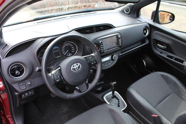 Toyota YARIS 1.5 Hybrid Premium | Rijklaar | Panoramadak | 'Trekhaak' | Keyless | Half-leder | Camera | Dealer onderhouden