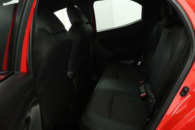 Toyota YARIS 1.5 Hybrid Executive | Parkeersensoren | Head-up display | Half lederen bekleding | Stoelverwarming | Stuurverwarming | All seasons |