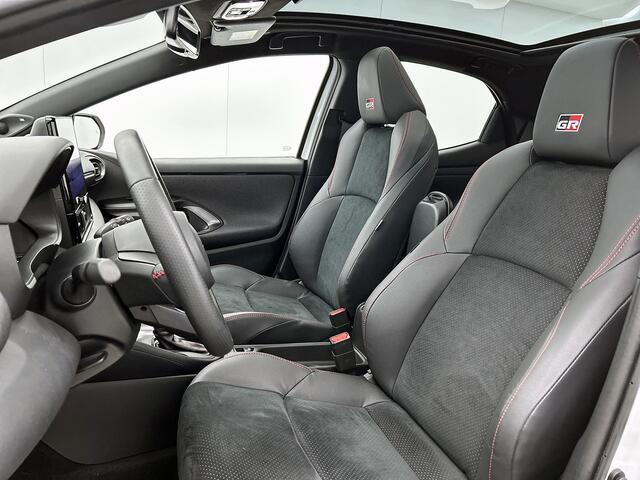 Toyota YARIS 1.5 Hybrid 130 GR SPORT + Premium Pack | 1e Eigenaar | JBL | Panoramadak | Red Pakket | Sportstoelen | 18 inch LM Velgen |