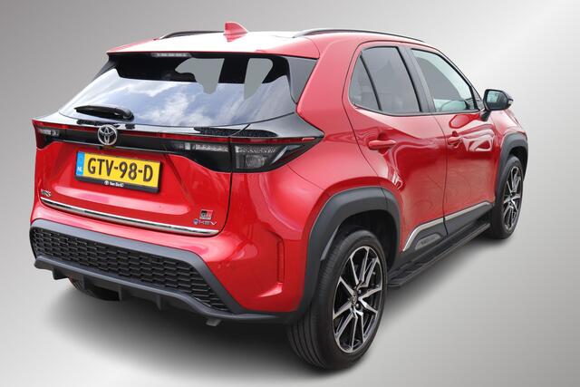 Toyota YARIS Cross 1.5 Hybrid 130 GR SPORT, Treeplanken, Apple Carplay/Android Auto, Stoelverwarming!