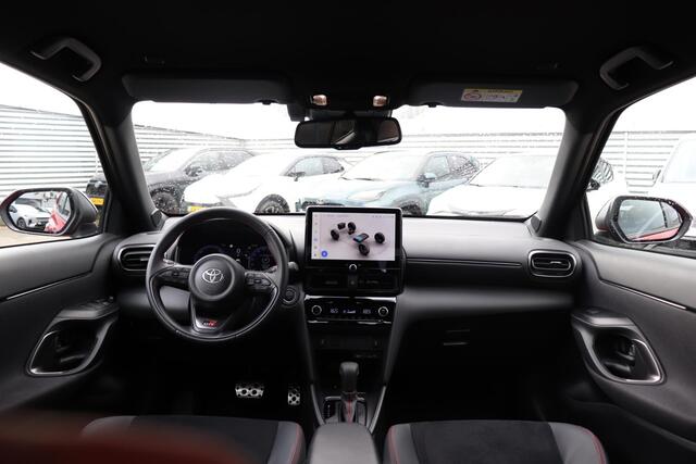 Toyota YARIS Cross 1.5 Hybrid 130 GR SPORT, Treeplanken, Apple Carplay/Android Auto, Stoelverwarming!