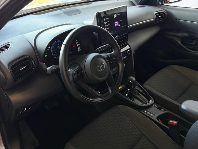 Toyota YARIS Cross 1.5 HYBRID DYNAMIC STOEL/STUUR VERW. 17''LMV KEYLESS CAMERA LED ZWARTE HEMEL ? Top Auto's Wijchen , Al 30 Jaar verkoop van Toyota , Type's Launch / Executive / Dynamic / First Edition / Business / Zowel Phev / Hev / Benzine / met fabrieksgarantie ?