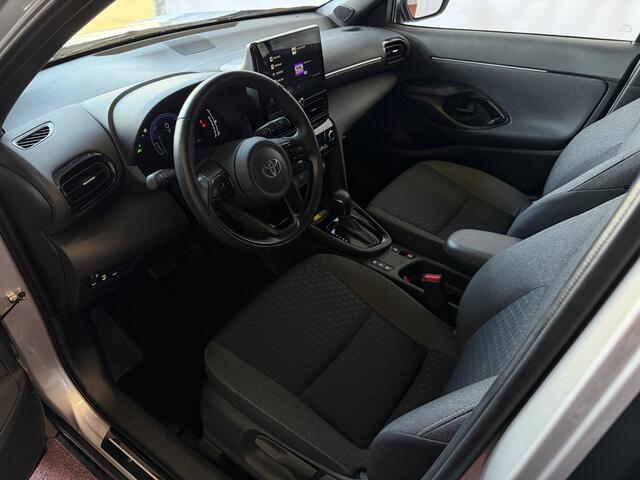 Toyota YARIS Cross 1.5 HYBRID DYNAMIC STOEL/STUUR VERW. 17''LMV P.SENSOR V+A KEYLESS CAMERA LED ZWARTE HEMEL MODEL 2025 ? Top Auto's Wijchen , Al 30 Jaar verkoop van Toyota , Type's Launch / Executive / Dynamic / First Edition / Business / Zowel Phev / Hev / Benzine /