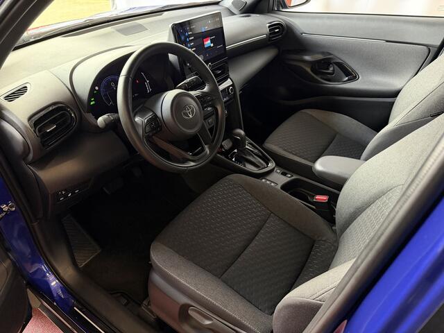 Toyota YARIS Cross 1.5 HYBRID DYNAMIC STOEL/STUUR VERW. 17''LMV KEYLESS CAMERA LED ZWARTE HEMEL ? Top Auto's Wijchen , Al 30 Jaar verkoop van Toyota , Type's Launch / Executive / Dynamic / First Edition / Business / Zowel Phev / Hev / Benzine / met fabrieksgarantie ?