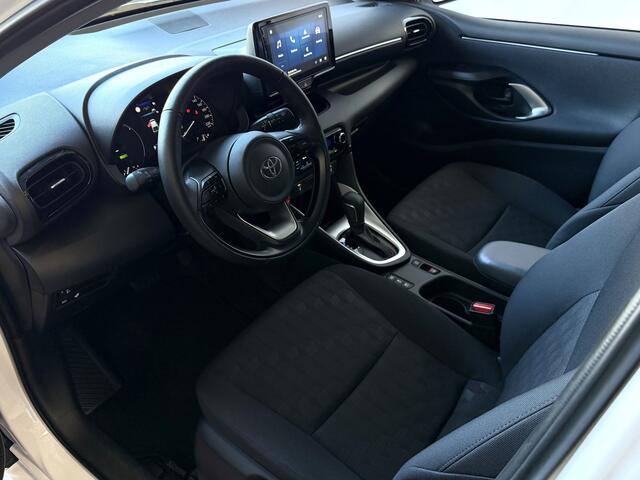 Toyota YARIS 1.5 HYBRID STOEL/STUUR VERW CARPLAY CAMERA LMV ADAP.CRUISE ? Top Auto's Wijchen , Al 30 Jaar verkoop van Toyota , Type's Launch / Executive / Dynamic / First Edition / Business / Zowel Phev / Hev / Benzine / met fabrieksgarantie ?