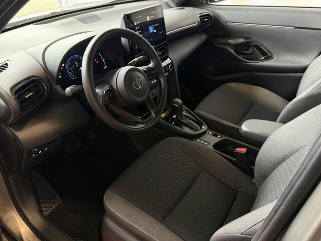 Toyota YARIS Cross 1.5 HYBRID DYNAMIC KEYLESS CAMERA LED ZWARTE HEMEL STOEL/STUUR VERW. 17''LMV ? Top Auto's Wijchen , Al 30 Jaar verkoop van Toyota , Type's Launch / Executive / Dynamic / First Edition / Business / Zowel Phev / Hev / Benzine / met fabrieksgarantie ?