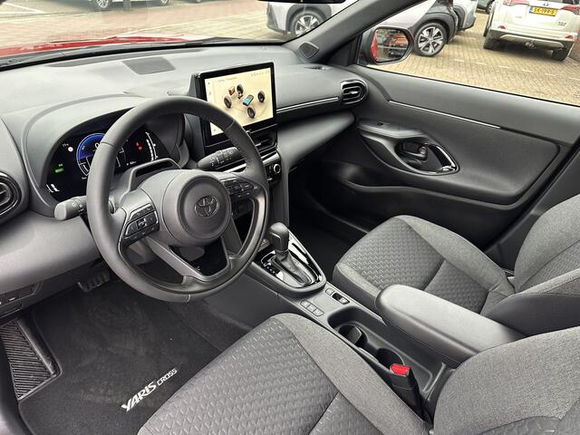 Toyota YARIS Cross 1.5 Hybrid 130 Dynamic + Comfort Pack dodehoekdetectie / stoelverwarming / stuurwielverwarming / parkeersensoren voor + achter / Navigatie / Apple Carplay / Android Auto / parkeercamera / 10 jaar Toyota garantie / rijklaarprijs incl. Toyota Pechhulp