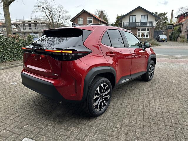 Toyota YARIS Cross 1.5 Hybrid 130 Dynamic + Comfort Pack dodehoekdetectie / stoelverwarming / stuurwielverwarming / parkeersensoren voor + achter / Navigatie / Apple Carplay / Android Auto / parkeercamera / 10 jaar Toyota garantie / rijklaarprijs incl. Toyota Pechhulp