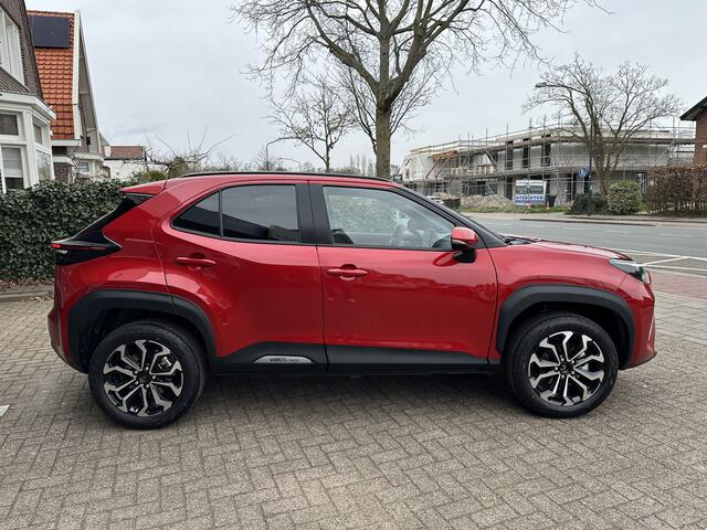 Toyota YARIS Cross 1.5 Hybrid 130 Dynamic + Comfort Pack dodehoekdetectie / stoelverwarming / stuurwielverwarming / parkeersensoren voor + achter / Navigatie / Apple Carplay / Android Auto / parkeercamera / 10 jaar Toyota garantie / rijklaarprijs incl. Toyota Pechhulp