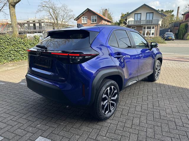 Toyota YARIS Cross 1.5 Hybrid 130 Dynamic + Comfort Pack dodehoekdetectie / stoelverwarming / stuurwielverwarming / parkeersensoren voor + achter / Navigatie / Apple Carplay / Android Auto / parkeercamera / 10 jaar Toyota garantie / rijklaarprijs incl. Toyota Pechhulp